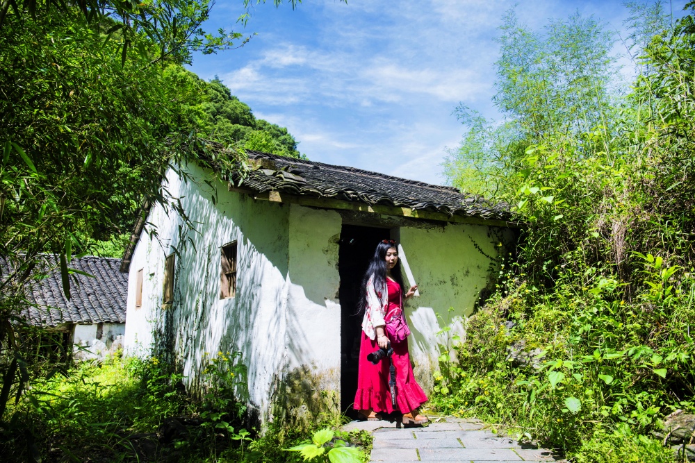 成龙为什么要捐赠古建筑，去了严家古村就明白了