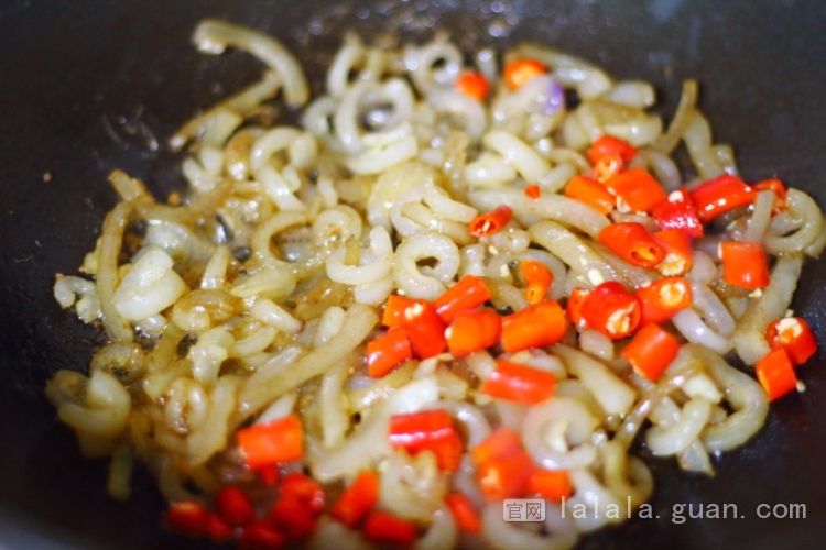 被大家丢弃的肉皮，加两种食材炒一炒，立马变成抢手的下饭菜