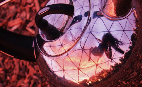 一位带着茶壶去旅行的妹子