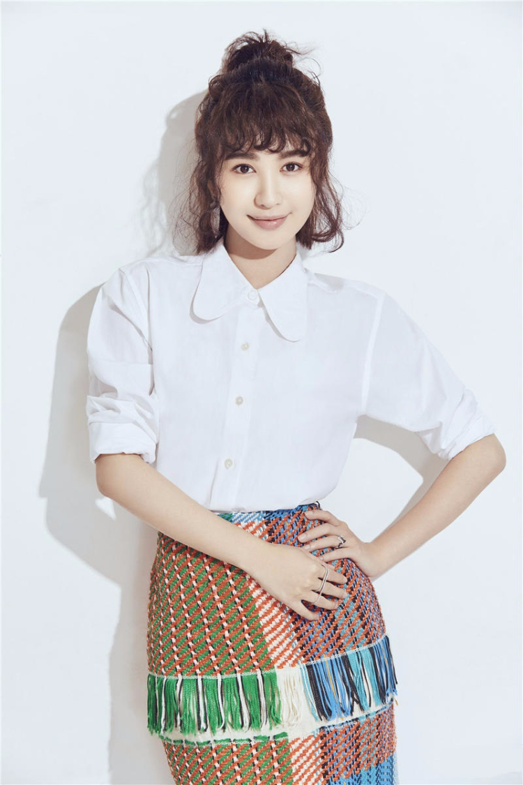 李菲儿卷发时尚写真 尽显可爱俏皮一面