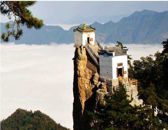 一塔、一僧、一道海拔2000余米不足6平方米的庙