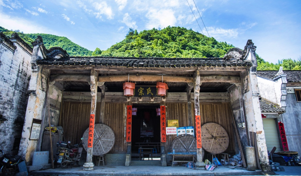 成龙为什么要捐赠古建筑，去了严家古村就明白了