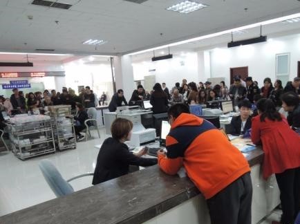 多地“蹲式窗口”被曝出 专家：为民服务岂能高高在上