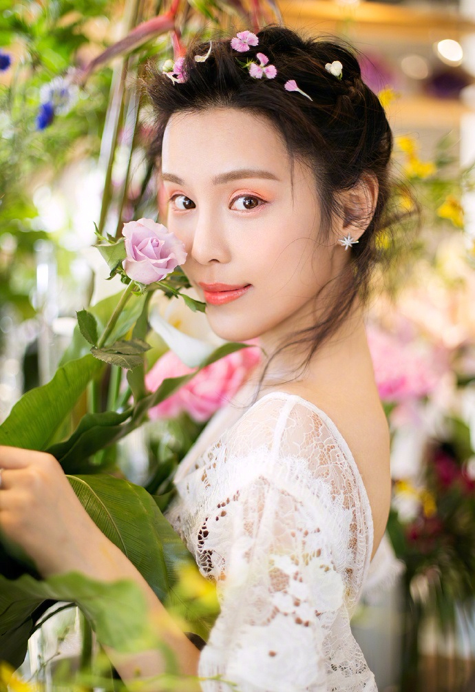 韩丹彤花仙子写真 清新桃花妆配白色蕾丝裙