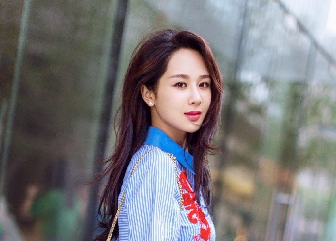 杨紫个性写真 亦清纯亦冷艳