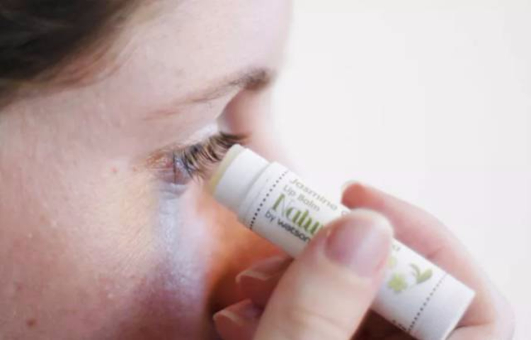 她把唇膏涂在睫毛上，第二天起床惊呆了！