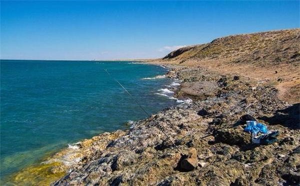 世界上最奇葩的湖，一半是咸水湖一半是淡水湖