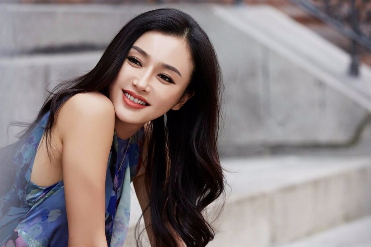 秦岚全新简约时尚写真 优雅清新的气质