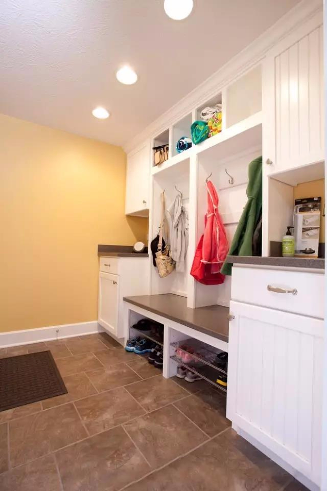 满满收纳的入户玄关，把鞋子衣服都放在这吧！