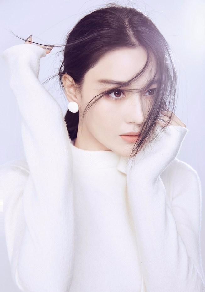 张馨予杂志封面写真 尽显御姐女神范