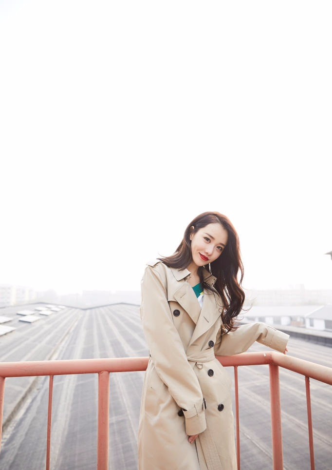 黄一琳时尚街头大片 冷感驾驭极端反差