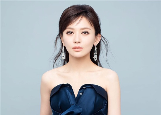 施诗最新礼服裙写真 尽显曼妙身材和优雅气质