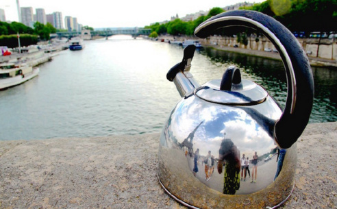 一位带着茶壶去旅行的妹子