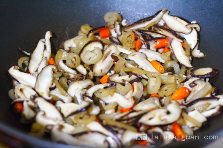 被大家丢弃的肉皮，加两种食材炒一炒，立马变成抢手的下饭菜