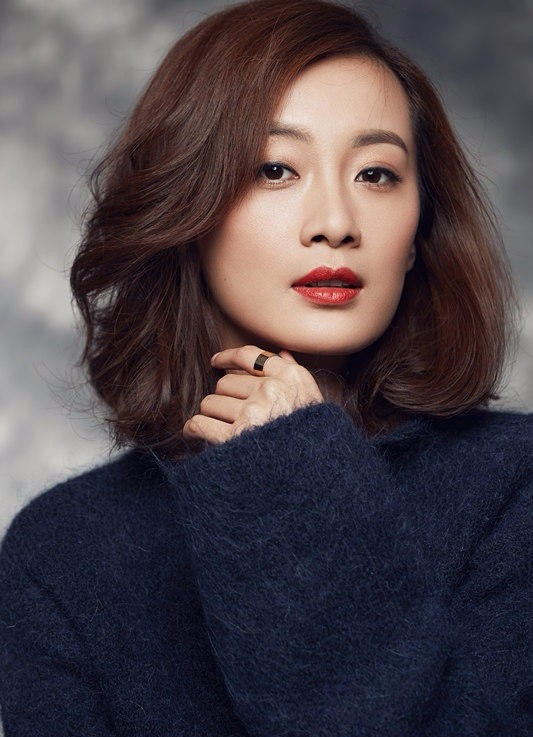 徐梵溪小露香肩性感图片 明眸与红唇尽显冷艳妩媚