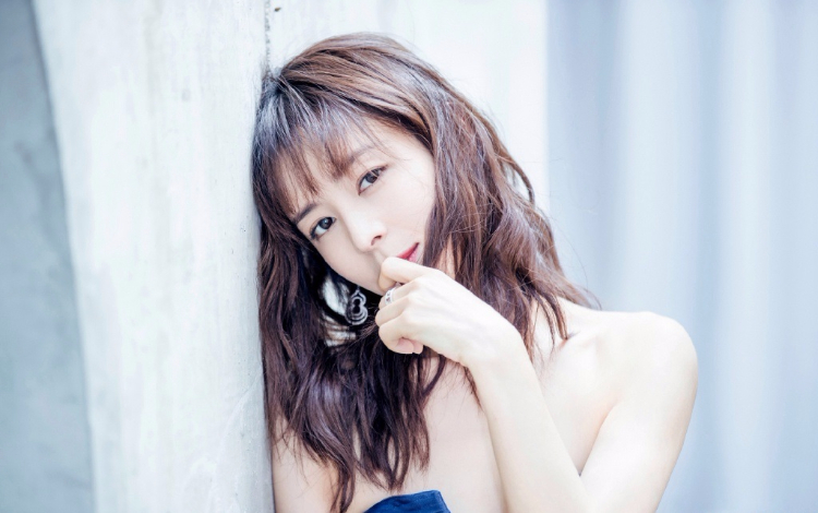 张静初优雅写真，成熟美人魅力