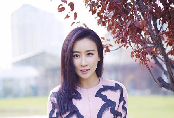 毛俊杰优雅甜美写真 面容精致尽显国际范