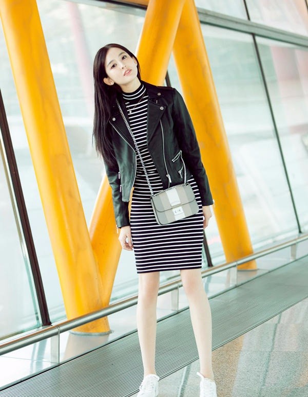 古力娜扎简约造型的机场街拍