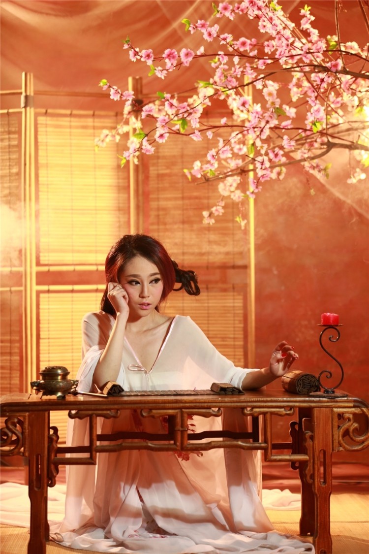 男女神李千伊化身“艳鬼” 躺床展媚功