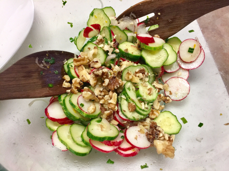 夏季清凉的红萝卜青瓜沙拉