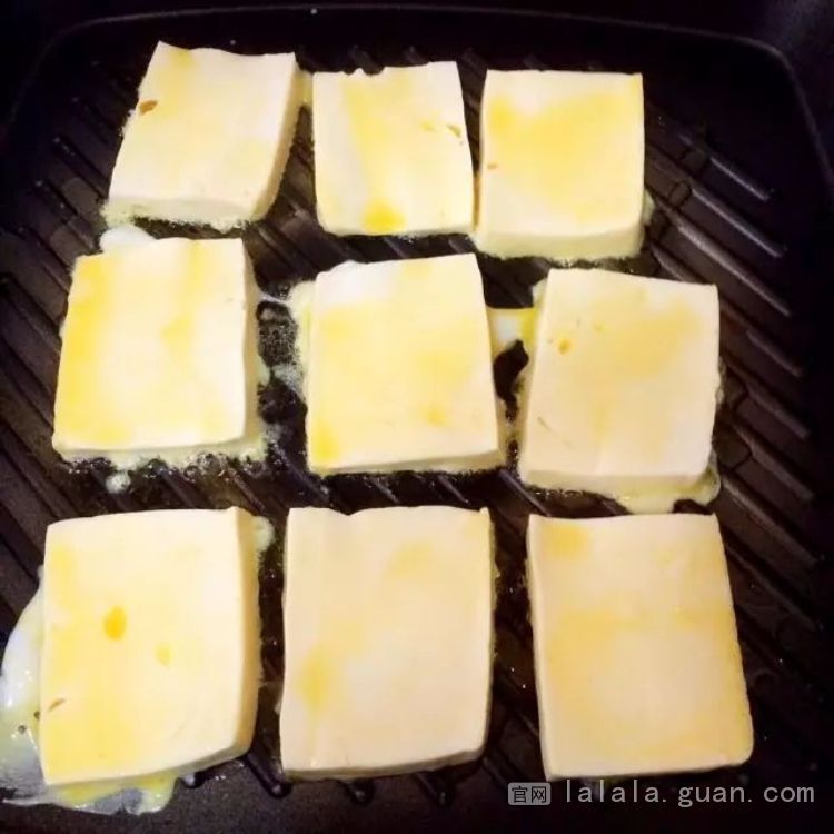 鸡蛋和豆腐一起炒，可以比大鱼大肉还好吃