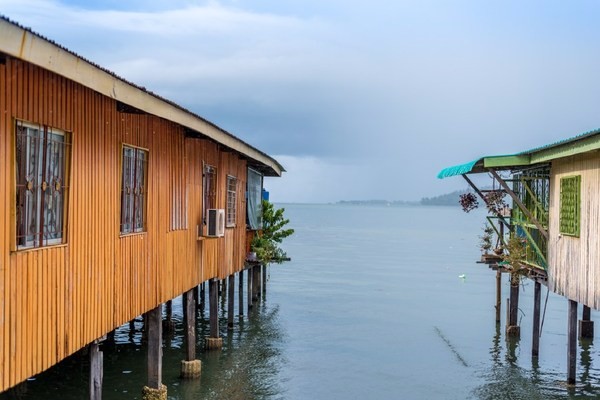 山打根最特色的建筑群，房子建在水上生活简单快乐