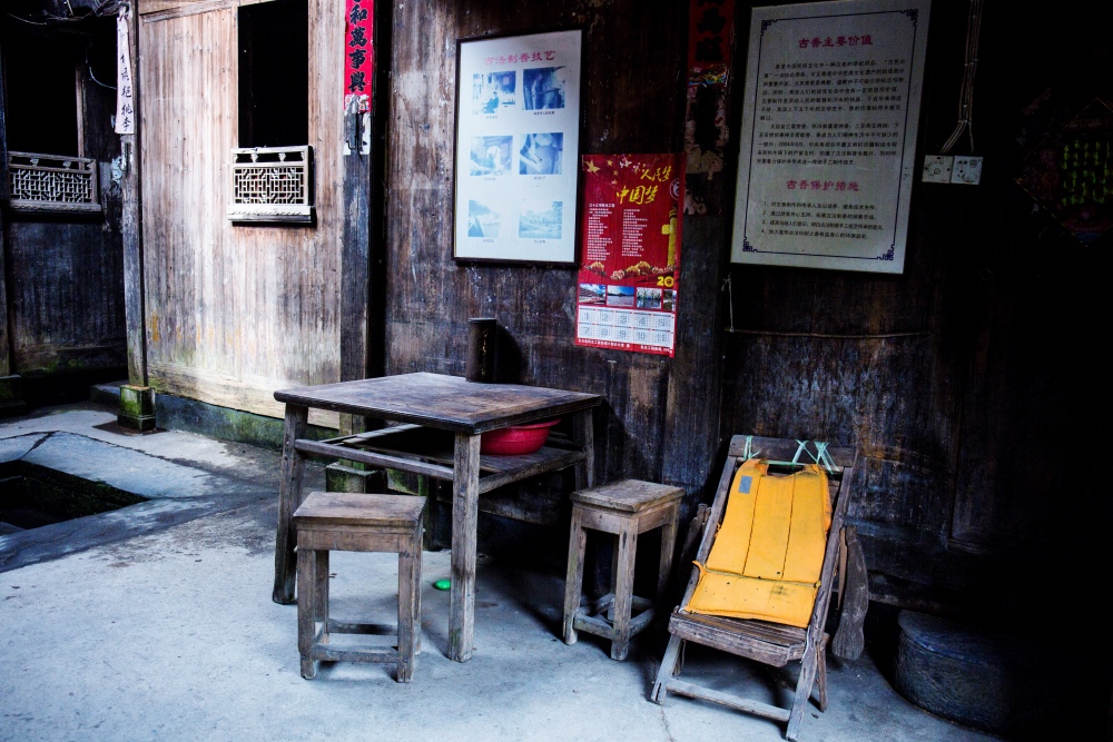 成龙为什么要捐赠古建筑，去了严家古村就明白了