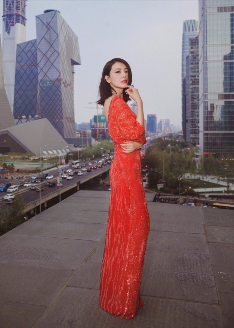 高圆圆露背红裙装依旧美艳 回眸一笑身材好