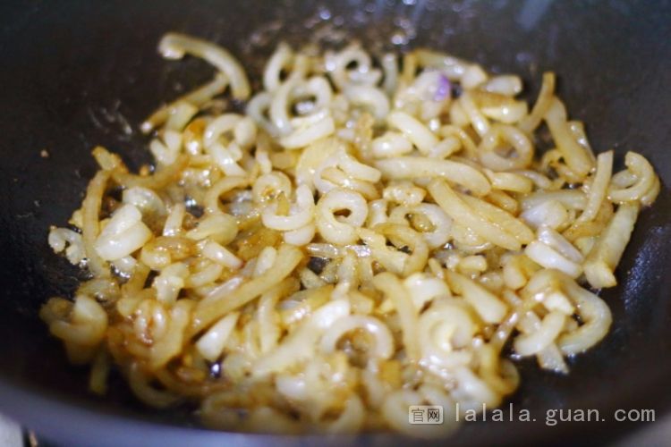 被大家丢弃的肉皮，加两种食材炒一炒，立马变成抢手的下饭菜