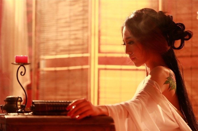 男女神李千伊化身“艳鬼” 躺床展媚功