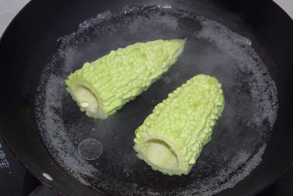 苦瓜这做法简单又爽口，不放白糖也不苦，一口一个