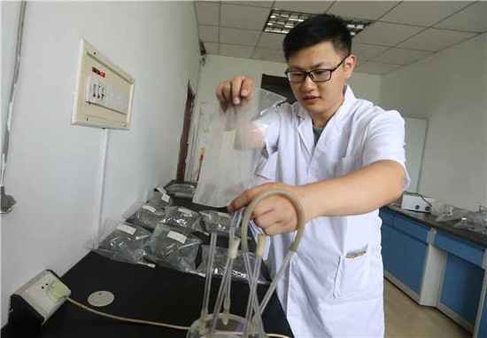 “闻臭师”给臭味定罪 曾闻恶臭至晕舌头发麻