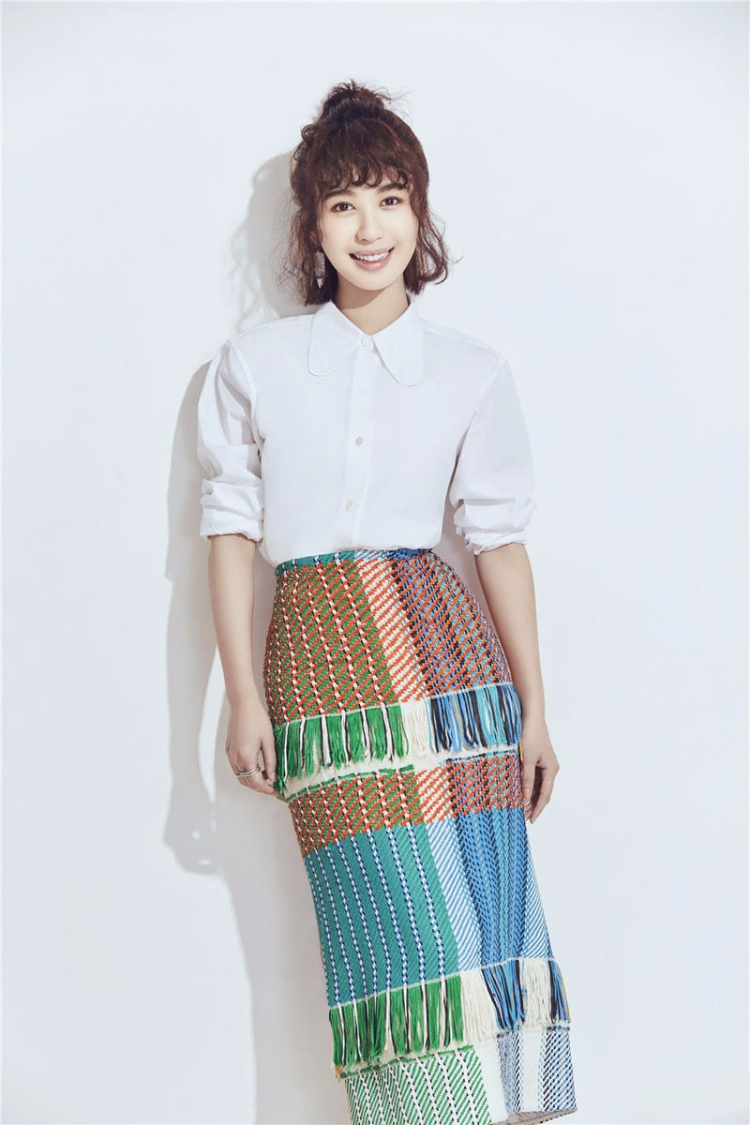 李菲儿卷发时尚写真 尽显可爱俏皮一面