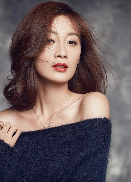 徐梵溪小露香肩性感图片 明眸与红唇尽显冷艳妩媚