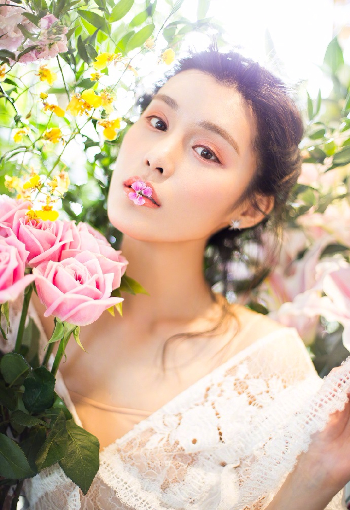 韩丹彤花仙子写真 清新桃花妆配白色蕾丝裙