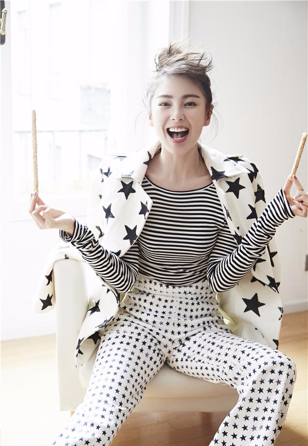 张雨绮登《嘉人》封面　修长双腿尽显性感姿态