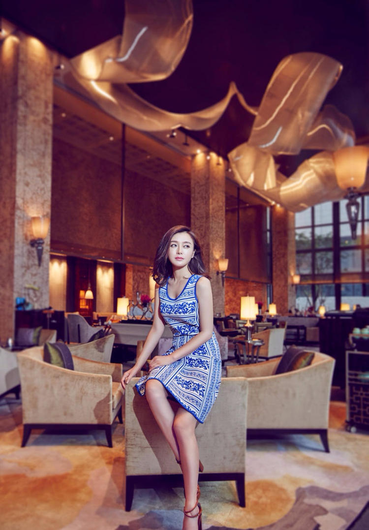 秦岚杂志拍摄封面大片 简约大方率性十足