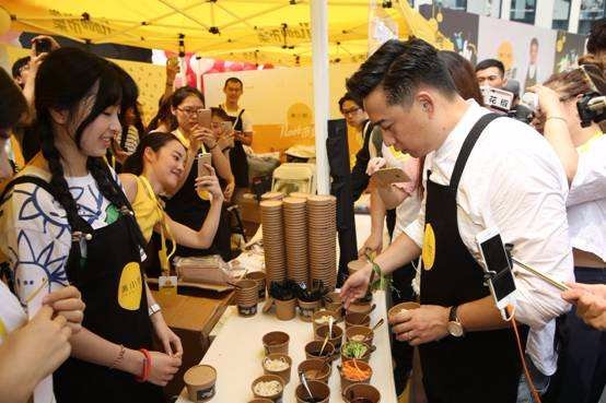 黄小厨再次引发争议，明星们的品牌靠谱吗？