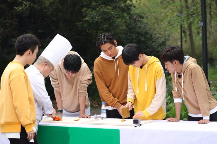 《高能少年团》上演厨神大赛 王俊凯爆炒张一山大力颠勺