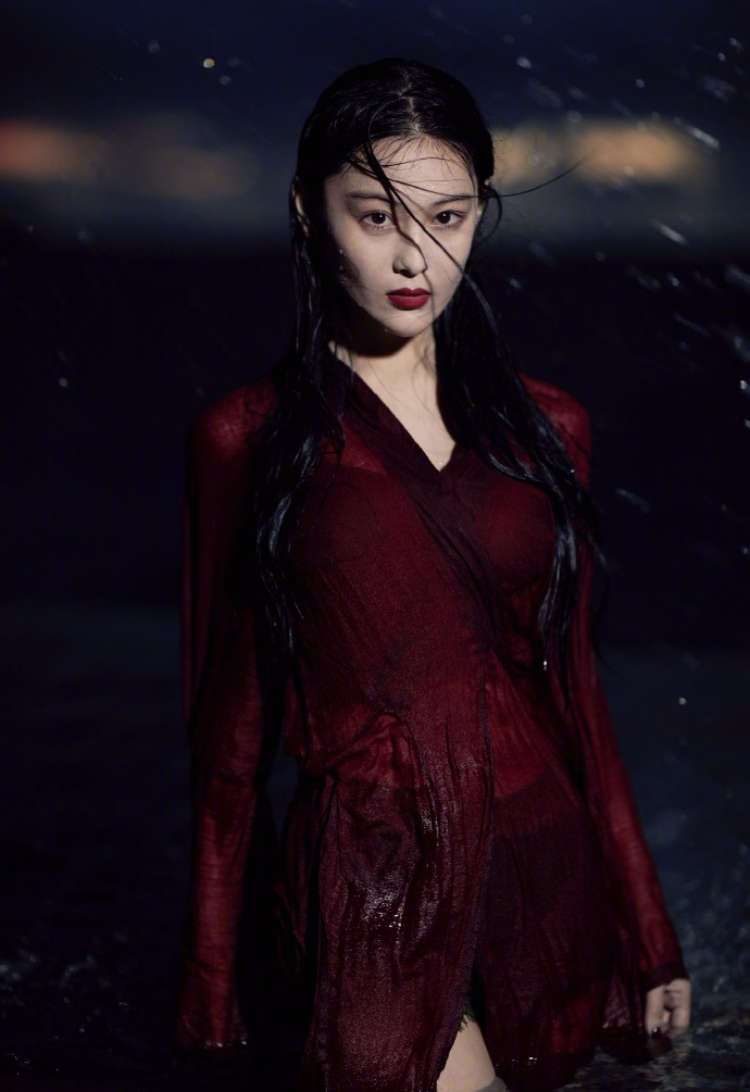 张馨予夏日清凉大片 水中湿身写真