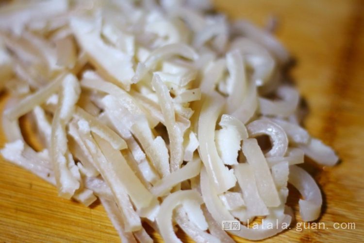 被大家丢弃的肉皮，加两种食材炒一炒，立马变成抢手的下饭菜