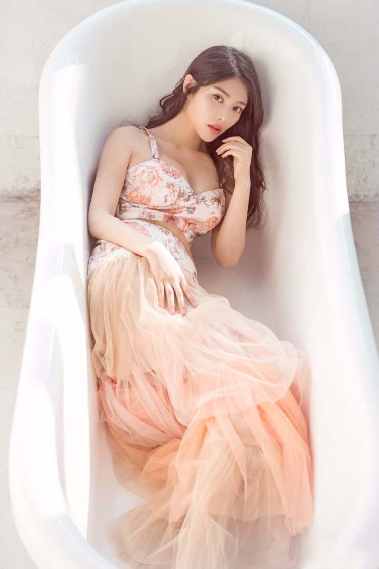 徐冬冬大尺度写真酥胸半露 令人想入非非