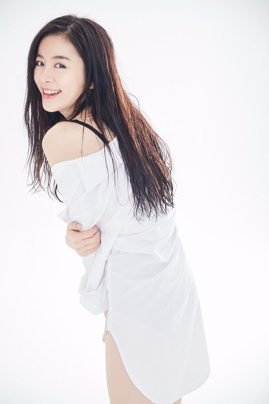 赵多娜拍湿发诱惑写真 长腿很抢镜