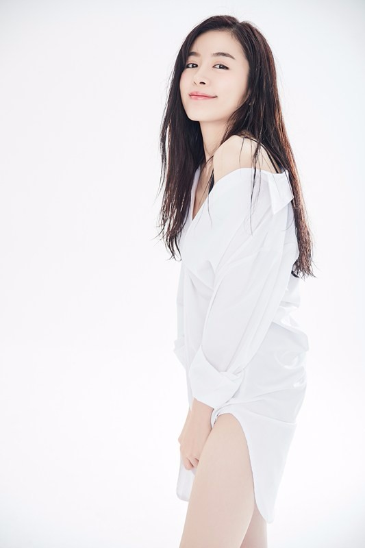 赵多娜拍湿发诱惑写真 长腿很抢镜