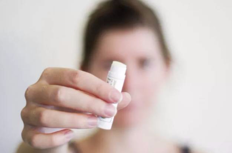 她把唇膏涂在睫毛上，第二天起床惊呆了！