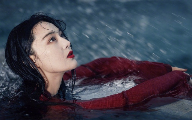 张馨予夏日清凉大片 水中湿身写真