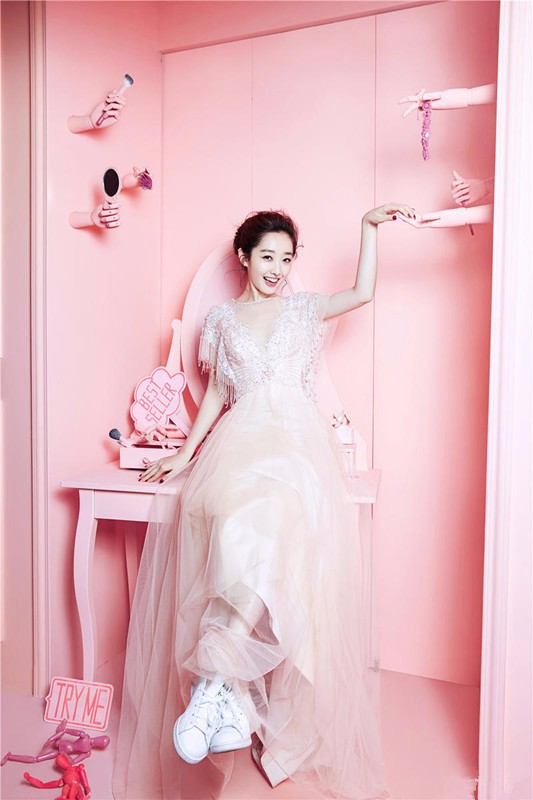 蒋梦婕杂志梦幻写真　公主造型出镜展示熟女气质