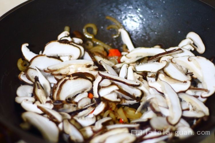 被大家丢弃的肉皮，加两种食材炒一炒，立马变成抢手的下饭菜