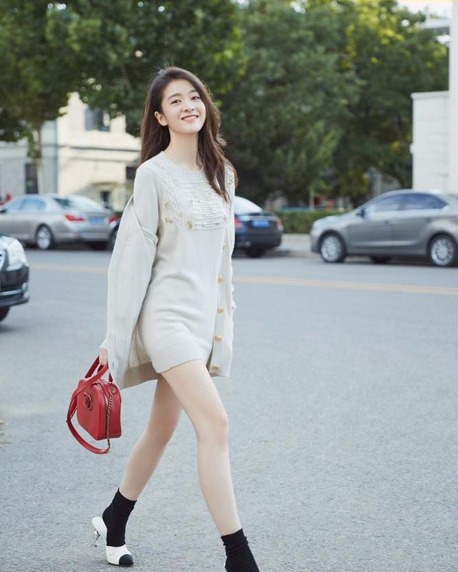 张雪迎青春街拍写真 清新靓靓丽递着纯净的能量