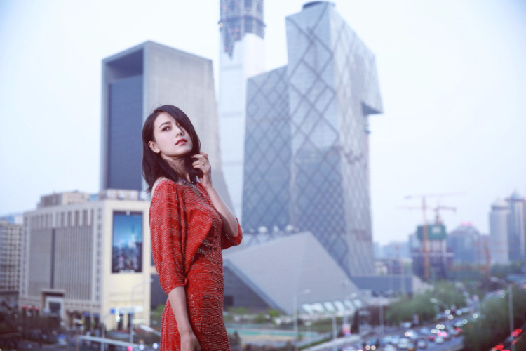 高圆圆露背红裙装依旧美艳 回眸一笑身材好